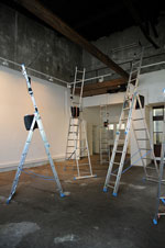 Luegit vo B�rg u Tal / 2009
Begehbare Installation mit Bergkette aus Leitern und Gesang, Foto: Simone Zaugg