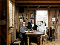 Die Weissenhofer in der guten Stube, v.l.n.r. Keith, Carl und Bob (Foto: Klaus Mellenthin)