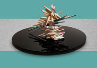 Postkarte 'ZYKLISCH', Vorderseite: Kristina Berning, Columna Vertebralis, diverse Holzfragmente und Stahlseil, 54 cm, 2014